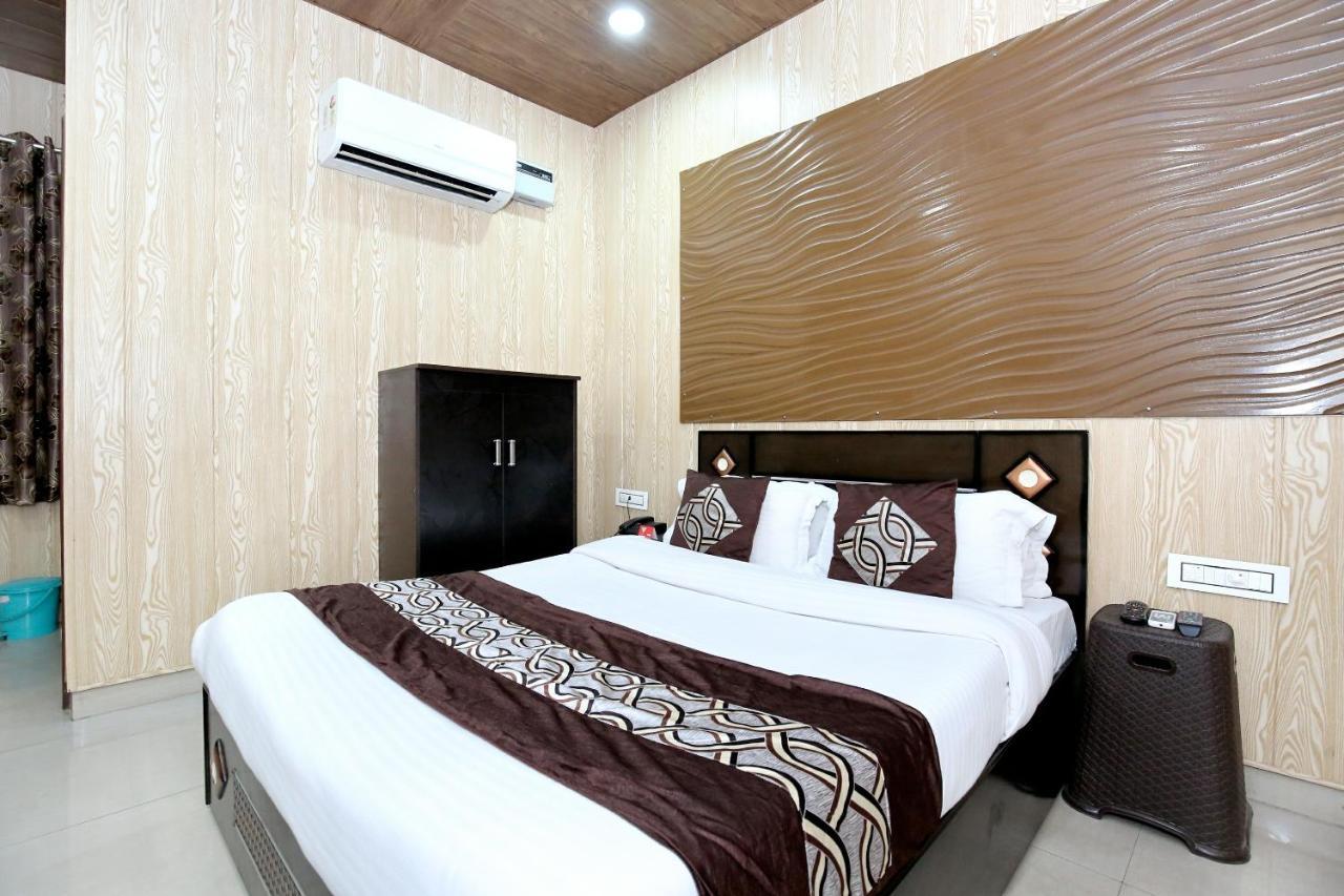 Oyo 8105 Royale Guest House ルディヤーナー エクステリア 写真